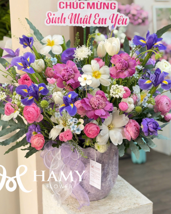 Lẵng hoa nhập khẩu tone tím hồng chúc mừng sinh nhật vợ yêu sang trọng.